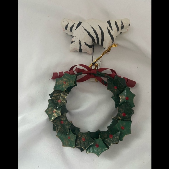 Vintage Christmas Ornament white tiger Cat Holly Metal Wreath wood cat figurine - Picture 11 of 14